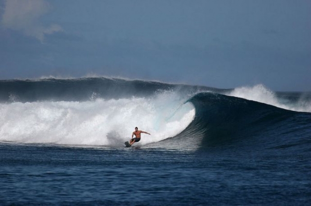 hombre surfeando en el mar
